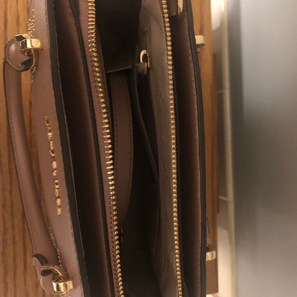 Used one time- almost NEW Michaels Kors handbag - Picture 6 of 7